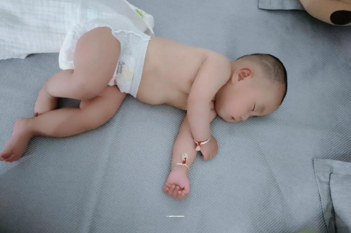 周口宝宝睡觉爱翻身 周口宝宝睡觉爱翻身